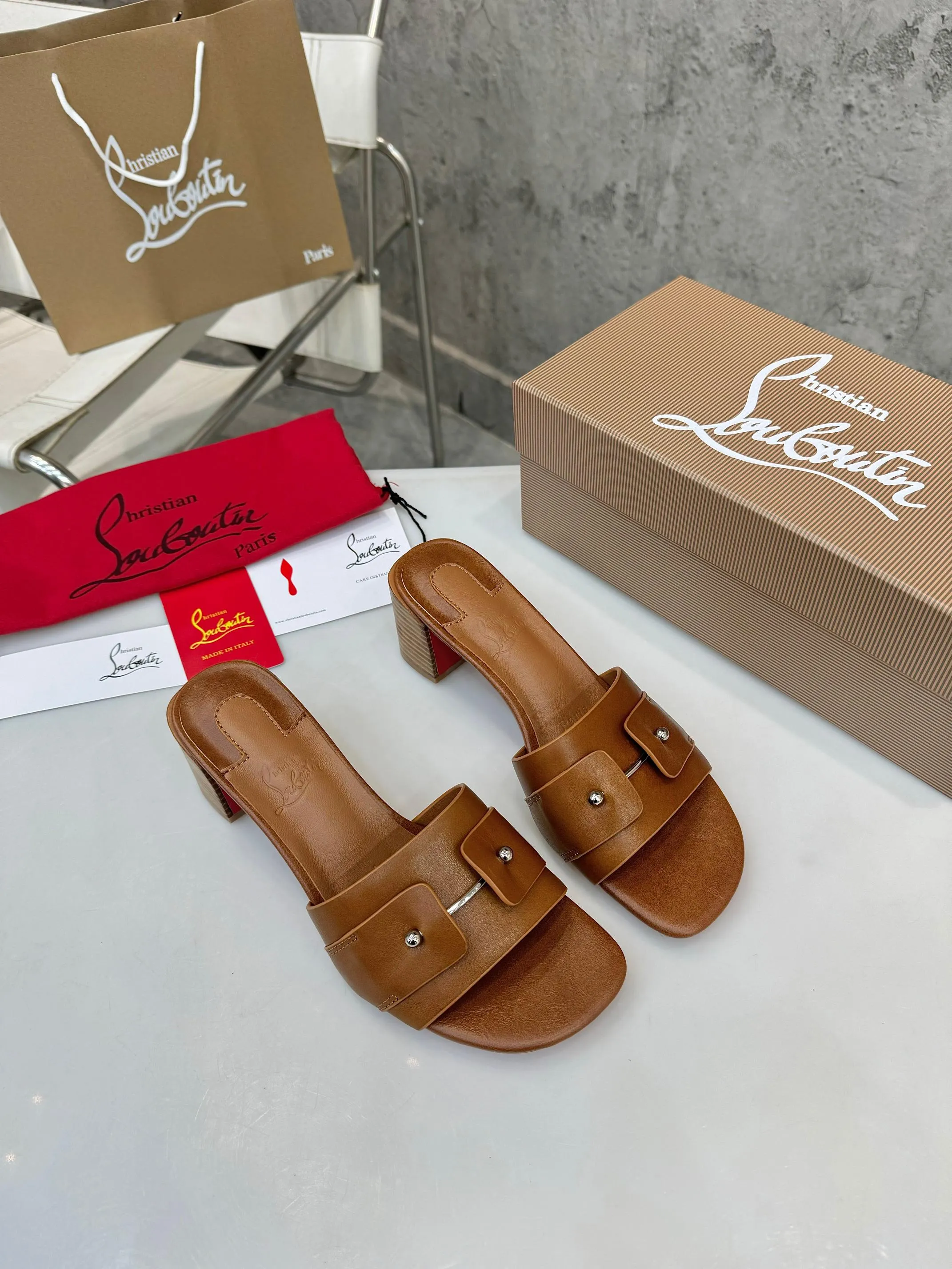 👟👟Ex-factory price 420👟👟 Genuine leather base +40 Top version Purchasing level ⚡③ colors to choose from. Christian Louboutin (CL) logo design is launched this year. The latest catwalk style of red-soled shoes 💥abbreviated as CL. This year's T-stage catwalk style of red-soled shoes👠 has a fresh and refreshing feel, and is perfect on the feet. 💃elegant and crystal clear. All accessories, materials and patterns are all customized at the original 1:1, zero distance from the original version. 1⃣ Upper: cowhide + unique logo 2⃣ Inner: sheepskin 3⃣Outsole: Original one-to-one molded genuine leather rubber non-slip two-color label outsole 4⃣🔺Original packaging 5⃣Number of yards: 35-42 (refundable or exchangeable if ordering 42)